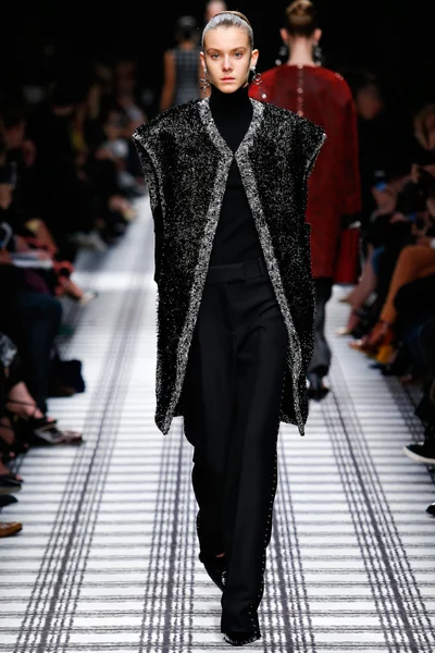 Look 10